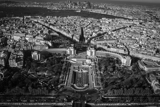 Vista aerea de paris desde la torre Eiffel en blanco y negro