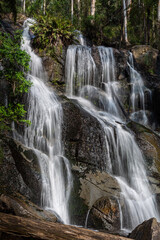 Fototapeta premium waterfall cascading over rocks