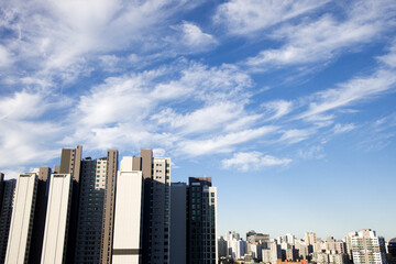Fototapeta na wymiar City view with a wonderful sky and a new apartment