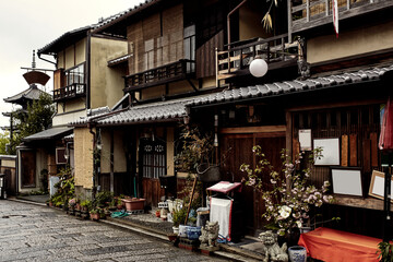 Fototapeta na wymiar Traditional Japanese architecture in the Higashiyama District of Kyoto, Japan. 
