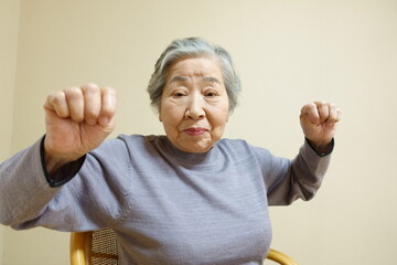 ガッツポーズをする元気な日本のおばあちゃん
