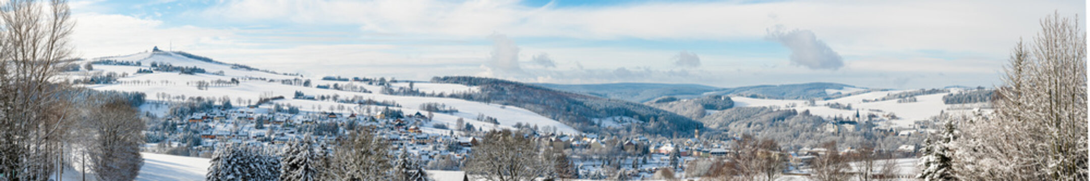 Ortschaft in Erzgebirge Winterlandschaft