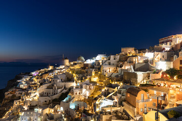 Obraz premium Oia Sunset, Santorini island, Greece. Stunning evening view of Santorini island. Picturesque summer sunset on the famous Greek Oia, Greece, Europe. Vacation, holiday, luxury resorts hotels, romance