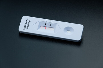Corona Schnelltest auf einem neutralen dunklen Hintergrund / viral disease COVID-19 2019-nCoV -...