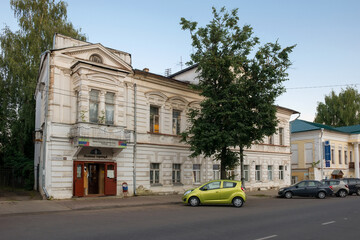 Fototapeta na wymiar View of an old residential building on Tchaikovsky Street on a summer evening. Gold ring of Russia