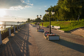 Fototapeta na wymiar Gold ring of Russia. historical embankment of the Volga River, with sculptures and a walking pedestrian boulevard on a summer evening