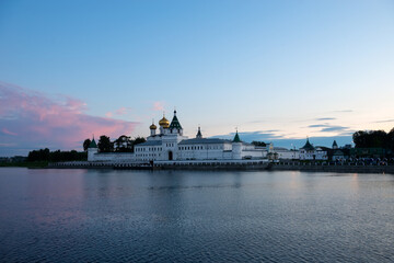 Naklejka premium Holy Trinity Ipatiev Monastery on the sunset. Kostroma, Russia