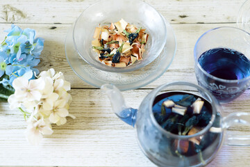 ガラスのティーポットにバタフライピーティー、青いハーブティー