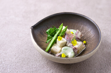 ほたるいかと春野菜の和え物、小鉢