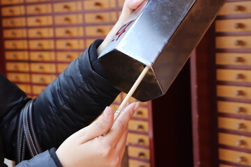浅草寺でおみくじを引く女性の手