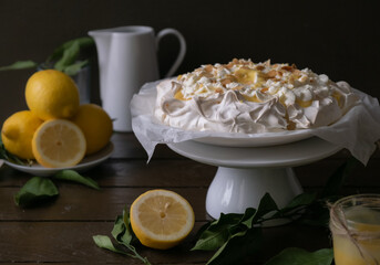 pavlova meringue with lemon curd