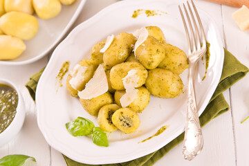 Potato gnocchi stuffed with pesto sauce.