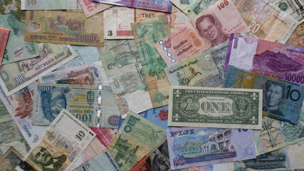 spread of notes of international currency