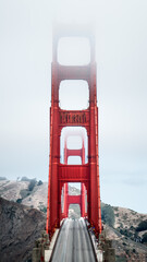 Die vernebelte Golden Gate Bridge in San Francisco, Kalifornien. Trotz Sunshine State sind die Temperaturen in San Francisco meist eher kühl was an der frischen Meeresluft liegt.