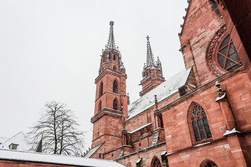 Fototapeta premium Basel, Münster, Kirche, Münsterplatz, Kreuzgang, Grossbasel, Altstadt, Altstadthäuser, historische Gassen, Stadt, Pfalz, Rhein, Winter, Schnee, Schneedecke, Schweiz