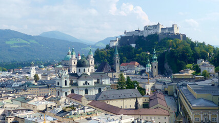 Fototapeta na wymiar Blick vom Museum der Moderne über die Altstadt von Salzburg zur Festung Hohensalzburg, Österreich