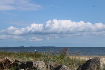 ein Mann in weiter Ferne allein am Strand