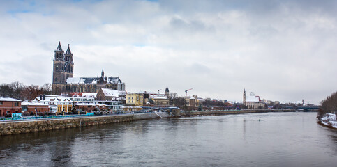 Magdeburg, Magdeburger Dom an dem Fluss Elbe in Sachsen-Anhalt, Deutschland, im Winter