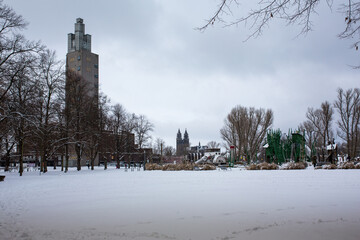 Magdeburg im Winter mit Albinm&uuml;llerturm und Dom zu Magdeburg im Stadtpark