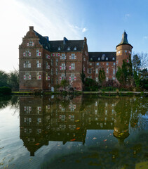 Fototapeta na wymiar Wasserschloss und Teich in Bedburg Erft