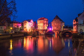 Fototapeta na wymiar Beleuchtetes Wahrzeichen von Bad Kreuznach bei Nacht