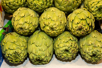 Alcachofas en el mercado.