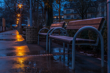 Eingeschneite Uferpromenade im Kurviertel von Bad Kreuznach bei Nacht