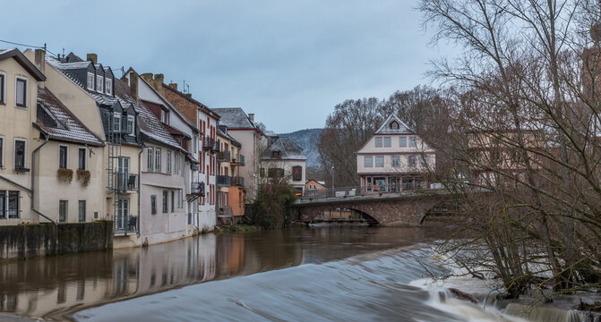 Blick vom M&uuml;hlenteich zu den Br&uuml;ckenh&auml;usern in Bad Kreuznach