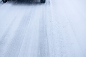圧雪の路面と自動車のタイヤ