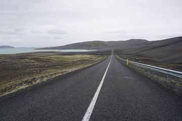 Gerade Straße in Island - Highway durch die Landschaftsidylle von Iceland