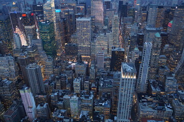 Nachtaufnahme in New York mit Blick vom Empire State Building auf die Häuser von Manhatten