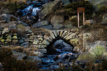 Puente antiguo de piedra 
