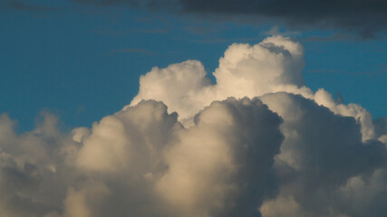 Gros cumulus congestus occupant le ciel, donnant lieu à de fortes averses, parfois mêlées de...