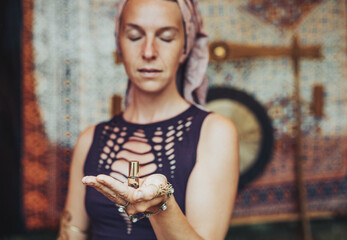 Naklejka premium beautiful woman with essential perfume in her hand.