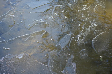 Kleine Eisschollen im Wasser