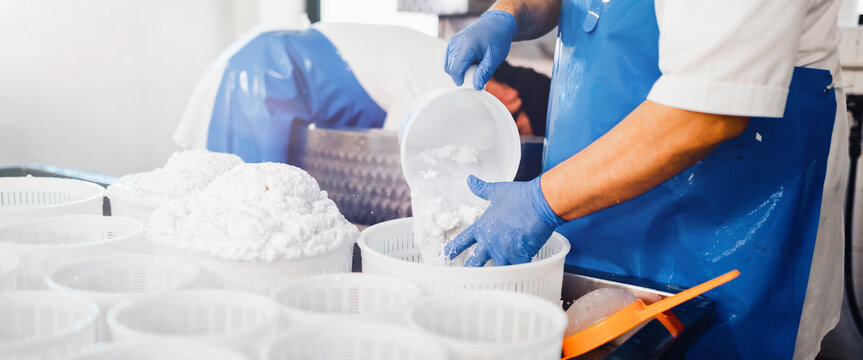Vista ravvicinata di mani che lavorano la ricotta