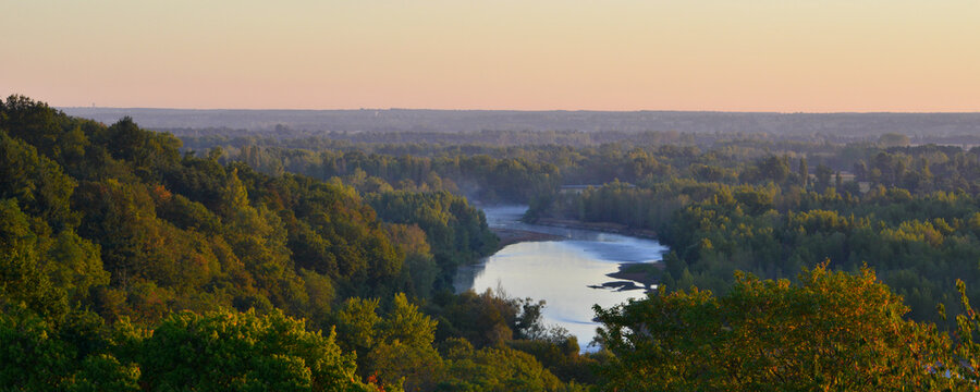 Panoramique aube color&eacute;e sur l'Allier &agrave; Mon&eacute;tay-sur-Allier (03500), d&eacute;partement de l' Allier en r&eacute;gion Auvergne-Rh&ocirc;ne-Alpes, France