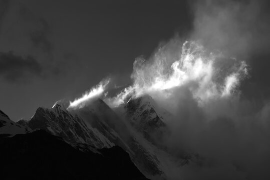 Massiccio dell'Annapurna al tramonto (bianco e nero)