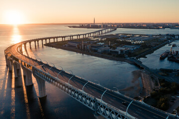 Obraz premium High-speed toll road, highway bypassing the city center St. Petersburg, the central section of the western high-speed section. A beautiful view of the sunset over the Gulf of Finland