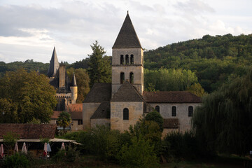 Village et église de Saint-Léon-sur-Vézère en Dordogne