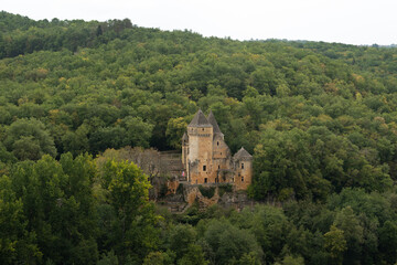 Fototapeta na wymiar Château de Laussel vu depuis le château de Commarque