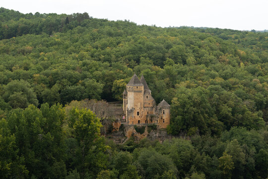 Ch&acirc;teau de Laussel vu depuis le ch&acirc;teau de Commarque