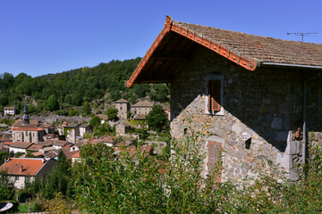Fototapeta na wymiar La maison qui domine le village d'Olliergues (63880), département du Puy-de-Dôme en région Auvergne-Rhône-Alpes, France
