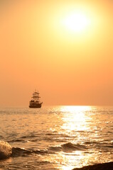 Obraz premium sunset in the sea, ship at sea