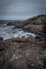 acantilados y rocas en la orilla de punta ballena uruguay