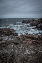 Fototapeta na wymiar acantilados y rocas en la orilla de punta ballena uruguay