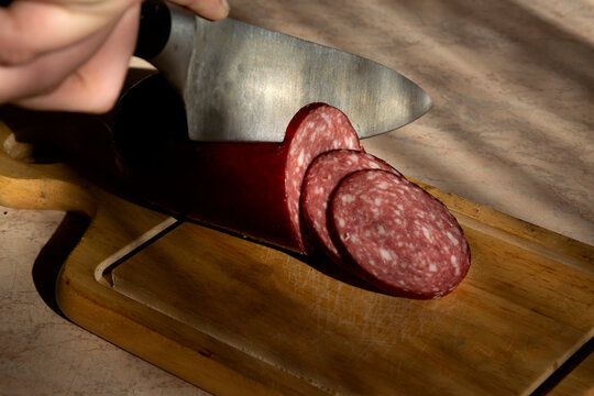 Sliced ​​kalbasa on a board.
