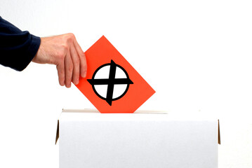 Stimmzettel mit Wahlurne - Stimme bei der Wahl abgeben