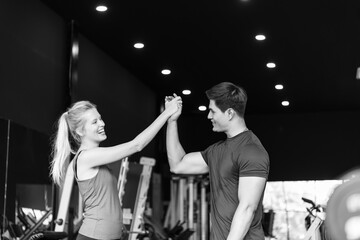 Young couples work out at the gym to strengthen the body.