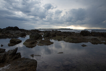 rocas en la orilla en un día de tormenta